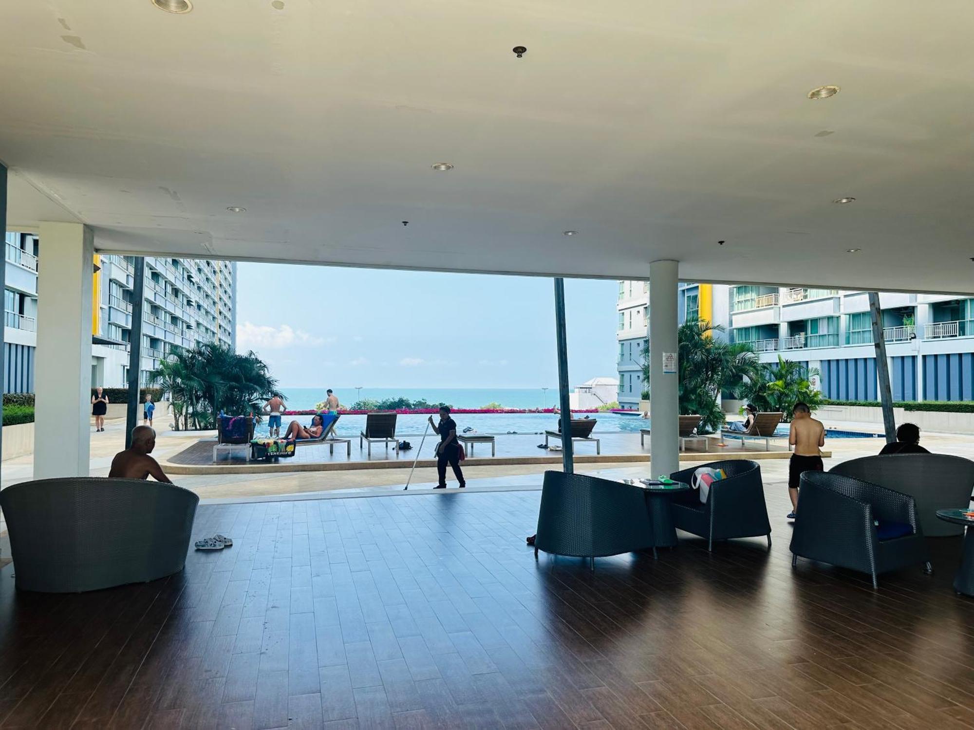 Seaview Beach Room Lumpini-Pool And Gym Face To Ocean Praia de Jomtien Exterior foto