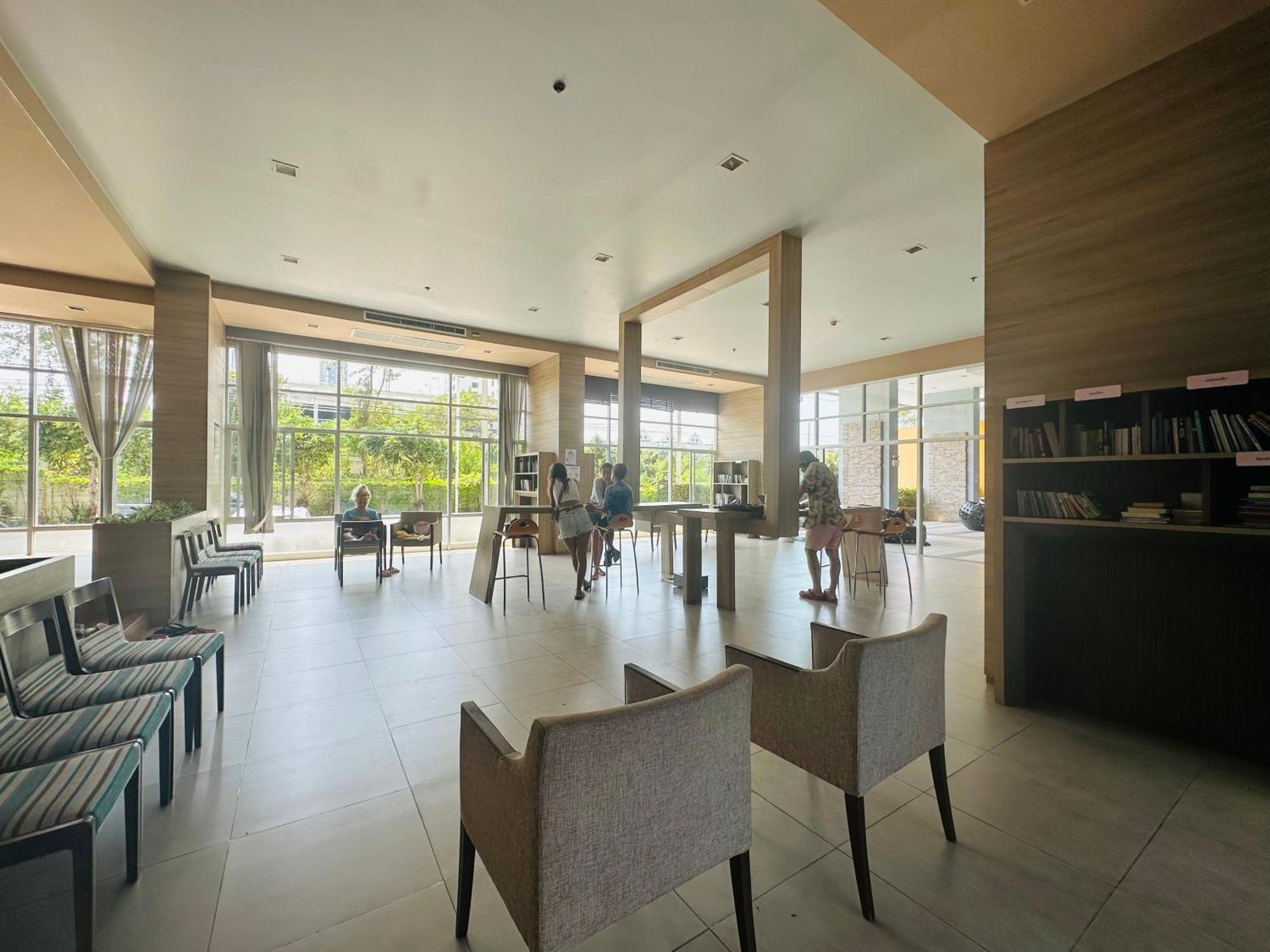 Seaview Beach Room Lumpini-Pool And Gym Face To Ocean Praia de Jomtien Exterior foto