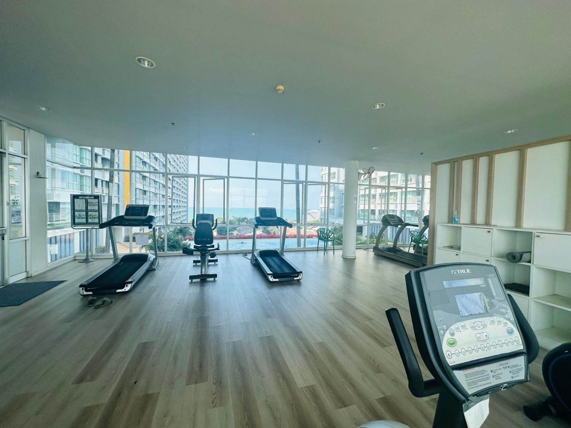 Seaview Beach Room Lumpini-Pool And Gym Face To Ocean Praia de Jomtien Exterior foto