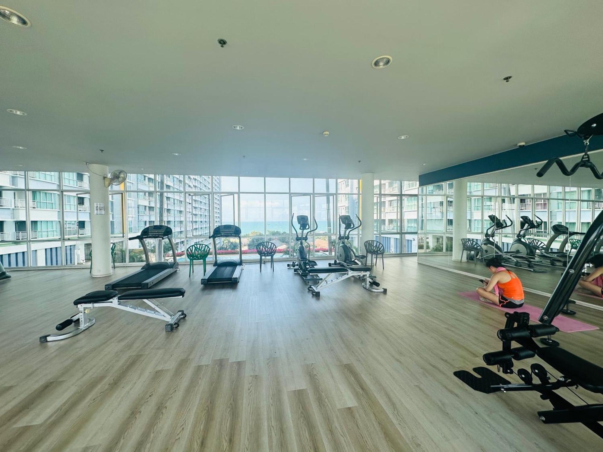 Seaview Beach Room Lumpini-Pool And Gym Face To Ocean Praia de Jomtien Exterior foto