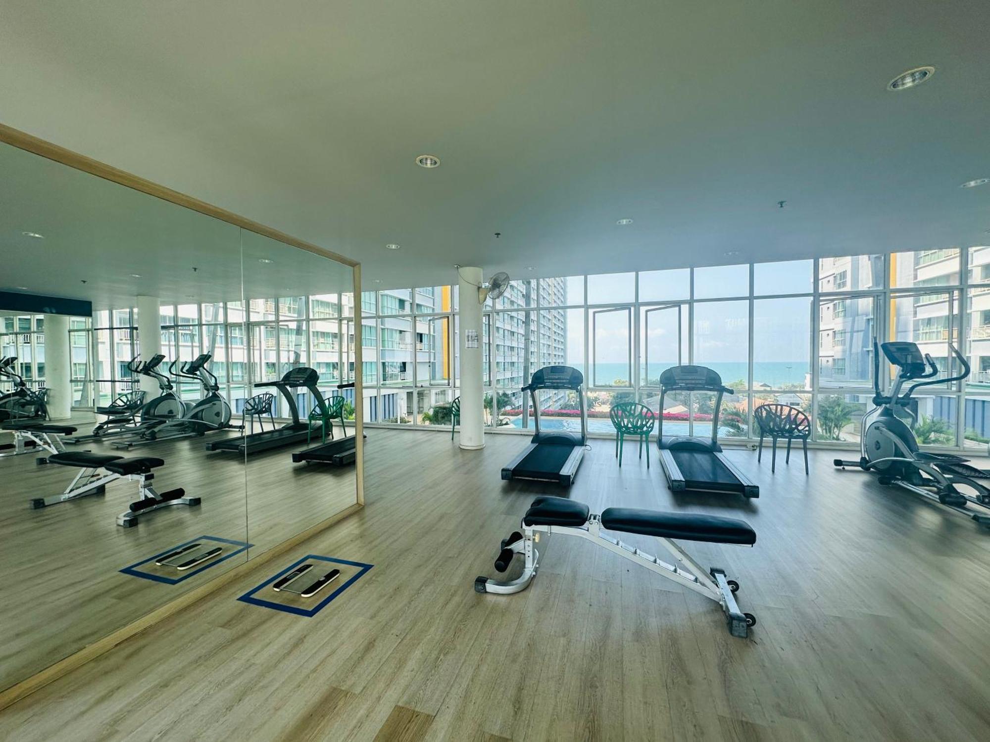 Seaview Beach Room Lumpini-Pool And Gym Face To Ocean Praia de Jomtien Exterior foto