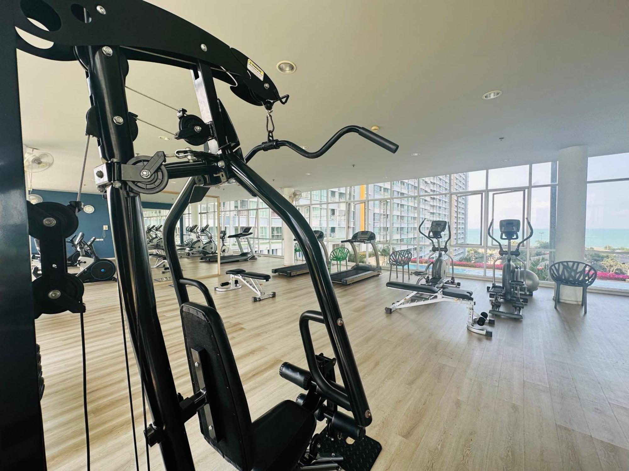 Seaview Beach Room Lumpini-Pool And Gym Face To Ocean Praia de Jomtien Exterior foto